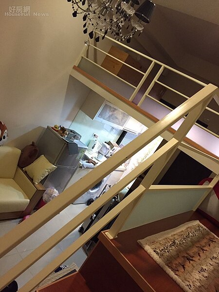 3.臥房隱藏在挑高夾層內,走的是溫馨風格。