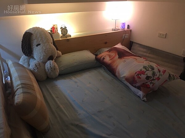 4.床上還擺著她最愛的史奴比娃娃與自己肖像的抱枕。