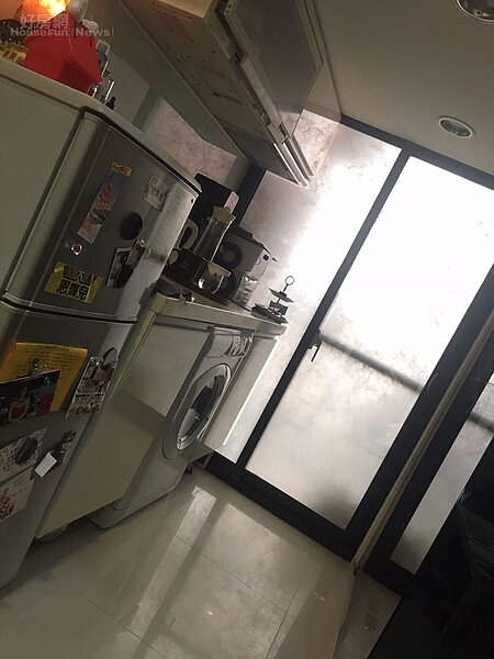 5.廚房空間小巧,廚具與冰箱一應俱全。