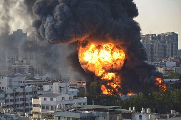 泰豐輪胎大火,周圍住宅、學校皆遭到波及。(翻攝自《我是中壢人》臉書)