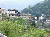 竊占國有地蓋湯屋　伊殿園老闆遭起訴