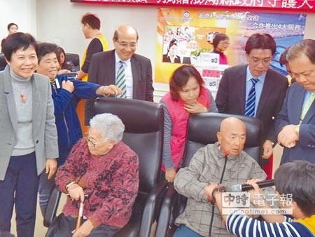 「澎湖4G行動健康樂活島計畫」上路,首創全國智慧型手表結合長照2.0i,澎湖老人好歡喜。(陳可文攝)