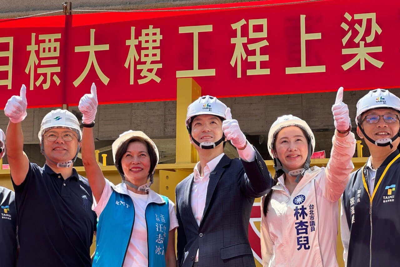 台北市長蔣萬安（右三）上午出席捷運劍潭站多目標大樓工程上梁典禮。記者蘇健忠／攝影 