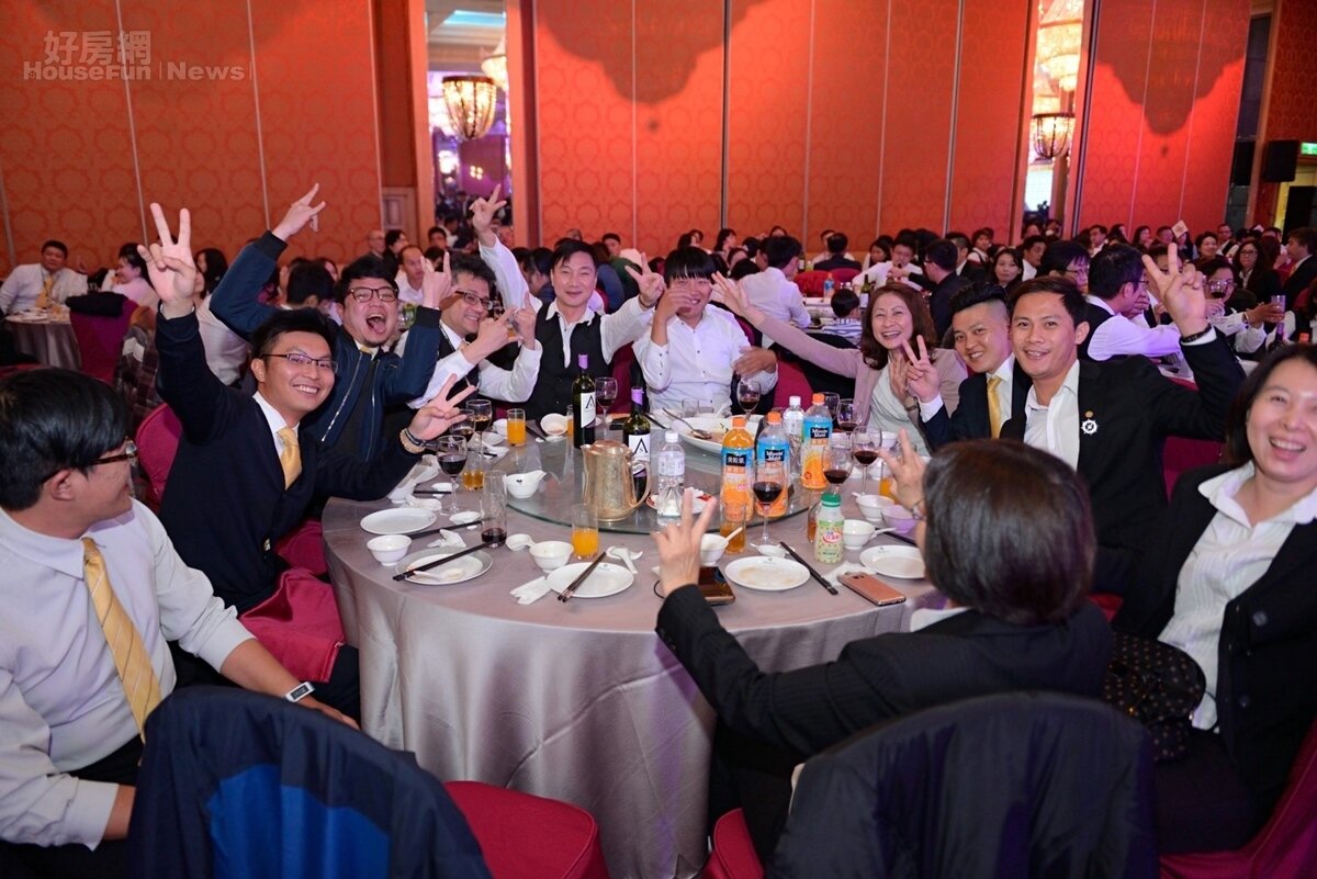 吃尾牙究竟算不算加班？如果雇主強制員工參加，就視為工作時間自由參加，則不算，圖為尾牙宴示意圖。