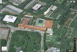 美軍在台時間不僅帶來龐大的外匯，他們另外帶來的化妝品等商品，也是當時十分時髦的舶來品。美軍一向重視軍人的福利與待遇，由越戰到沙漠風暴美國派兵攻打伊拉克就可一見端倪。可口可樂算是小Case，遍佈在基地外提供美軍飲酒作樂放鬆的俱樂部可是到處都是。例如這次要介紹的陽明山美軍俱樂部。
由Google的空拍圖就可看出當初的設施是多麼的奢華，連戶外游泳池都有。但是以陽明山的天氣，恐怕只供夏天時使用。
