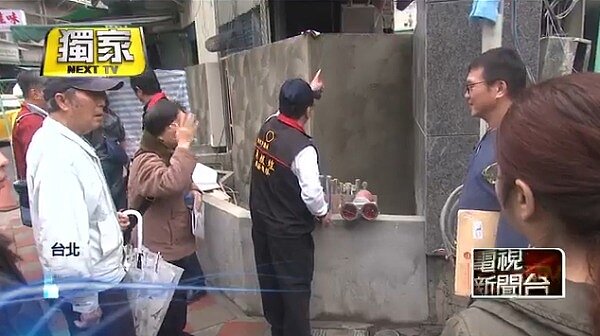 老夫妻控訴,遭到建商惡意砌牆封住家門(圖/翻攝自壹電視)