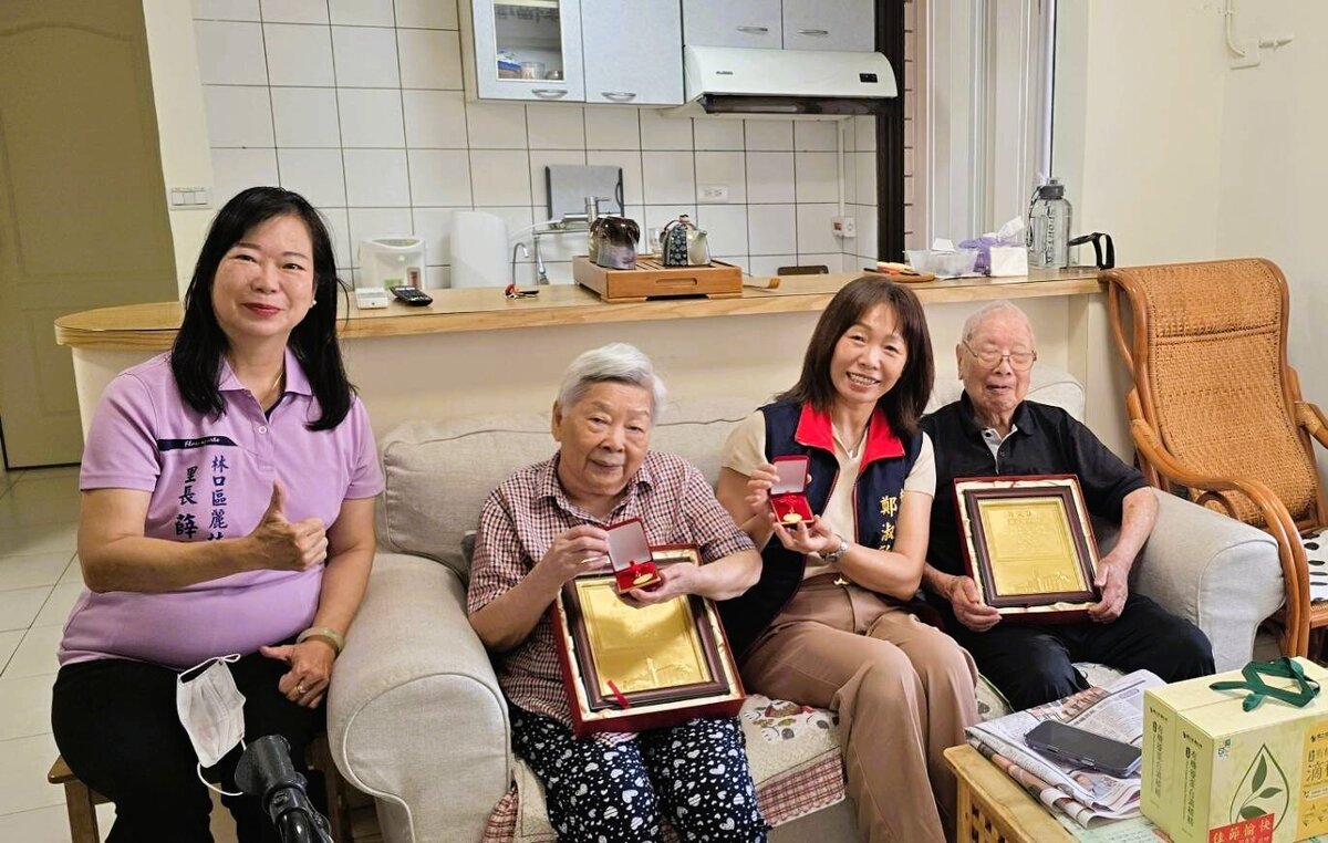 麗林里滿百夫妻梁伯伯，李婆婆跟區長分享規律生活，分享長壽秘訣。圖／新北市政府提供