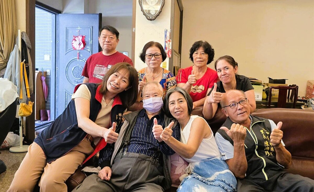 中湖里陳伯伯思路清晰與區長話家常。圖／新北市政府提供