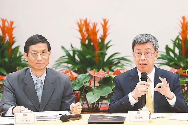 身兼年金改革委員會召集人的副總統陳建仁(右),與年金改革委員會執行長林萬億等人,昨天對外公布年金改革草案版本。 記者林澔一/攝影