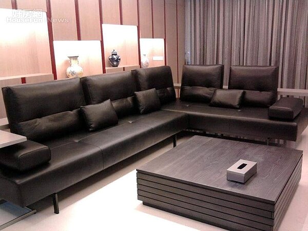 3.	客廳以灰黑色系呈現質感。
