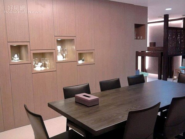 5.	牆櫃以原木色取代灰色的冷調。
