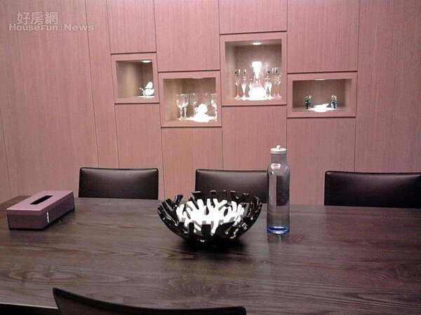 7.	混搭風，收藏古典花瓶。
