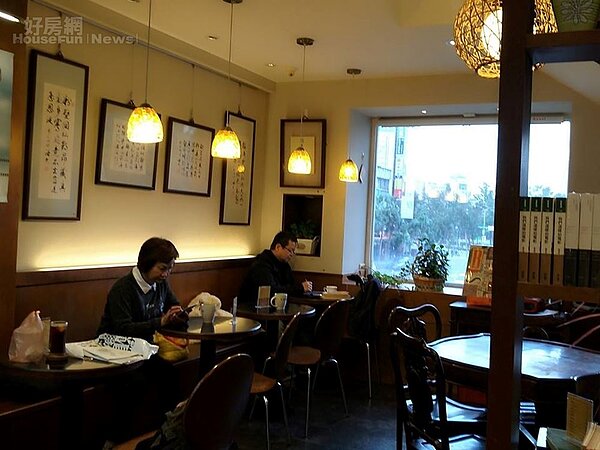 7.	樓下的咖啡區兼展覽區。
