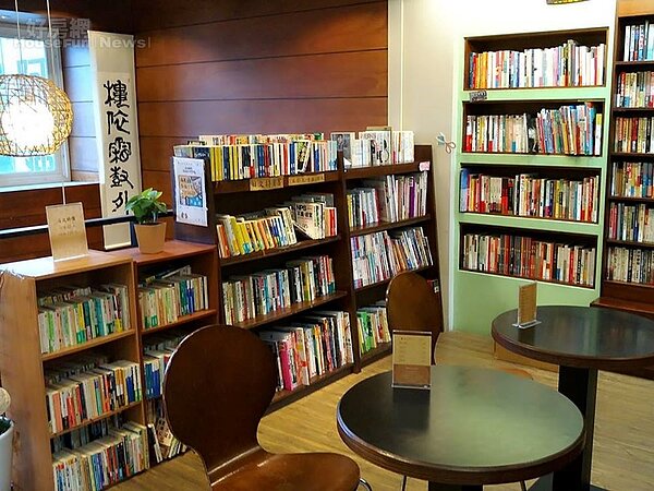 8.	樓上的咖啡區簡雅悠閒。