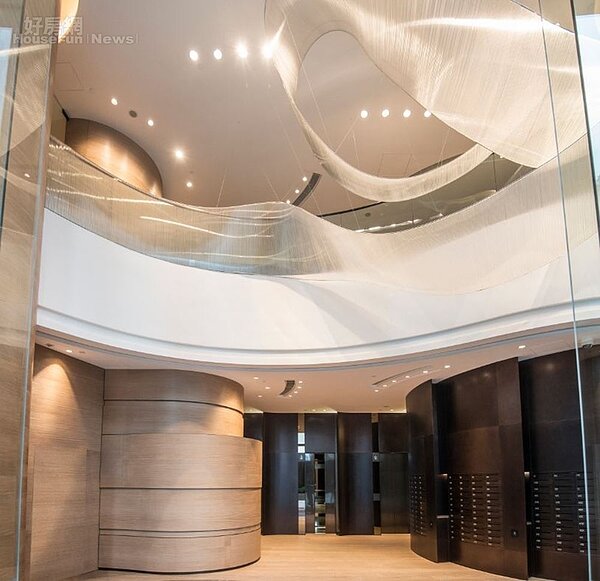 5.社區入口大廳氣派兼具藝術感。(翻攝AREZZO瀚然官網)