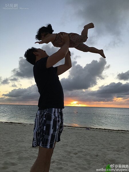 3.紀曉波拉著女兒在海邊,父女和樂畫面讓人看了超溫馨。(翻攝自吳佩慈微博)