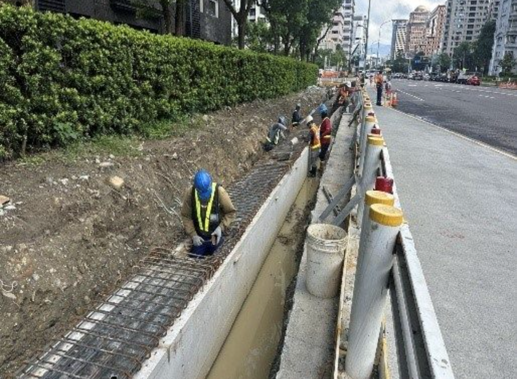 捷運東環段Y38站施工移植松仁路行道樹，北市府表示，完工後將補植原生喬木。圖／台北市捷運工程局提供