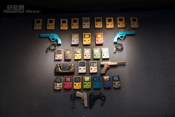 4-5.一樓最大亮點為全台首創電玩裝置藝術牆，包括任天堂紅白機、Sega、Sony PS、Xbox、Gameboy等，有點像電玩演化牆的概念。
