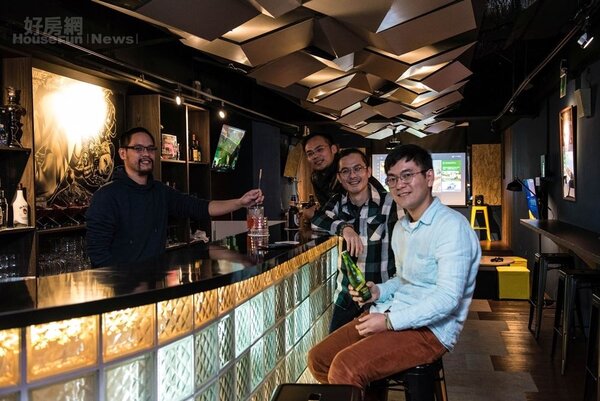 1.資深遊戲配樂製作人Corey（左一）與三位好友共同打造台北第一間電玩酒吧「Continue？Gaming Bar」。

