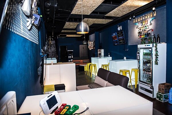 2. 空間設計大量融入復古遊戲-Pixel方塊組合的概念，一樓包括天花板、壓克力燈箱桌都可以見到。
