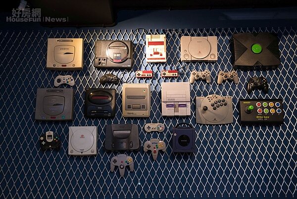 4-5.一樓最大亮點為全台首創電玩裝置藝術牆，包括任天堂紅白機、Sega、Sony PS、Xbox、Gameboy等，有點像電玩演化牆的概念。