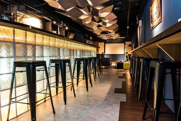 7.二樓酒吧就屬於完全放鬆的喝酒場所，空間設計上相較於一樓更為質感時尚。
