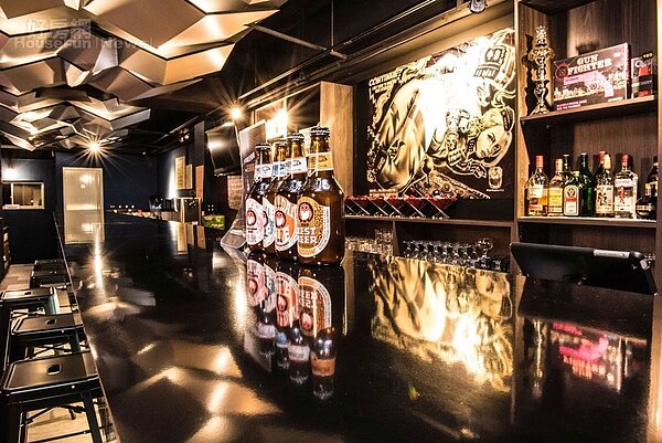 8.二樓波浪造型天花板與玻璃吧台相呼應，開燈時玻璃吧台會隨著波動產生光影投射在天花板上，彷彿使整個空間活起來。
