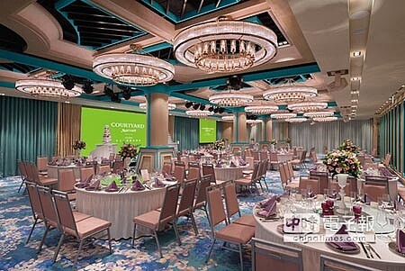 除夕夜圍爐可到台北六福萬怡酒店全新落成的超新星宴會廳享用團圓年夜飯。圖/六福旅遊集團