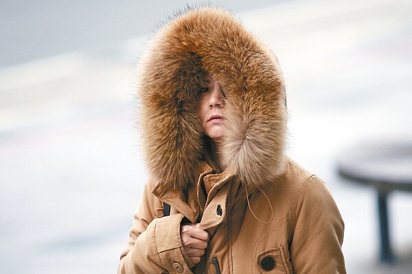 受強烈大陸冷氣團侵襲,淡水昨十點四度創入冬最低溫,民眾穿起厚重衣物禦寒。 記者王騰毅/攝影