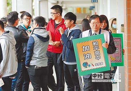 大學學測21日考試,考生們在走廊上等待進入考場,家長會的家長們忙著到處為學生加油。(姚志平攝)