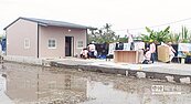貨櫃屋沒水沒電又漏水　志工幫老夫婦蓋新家