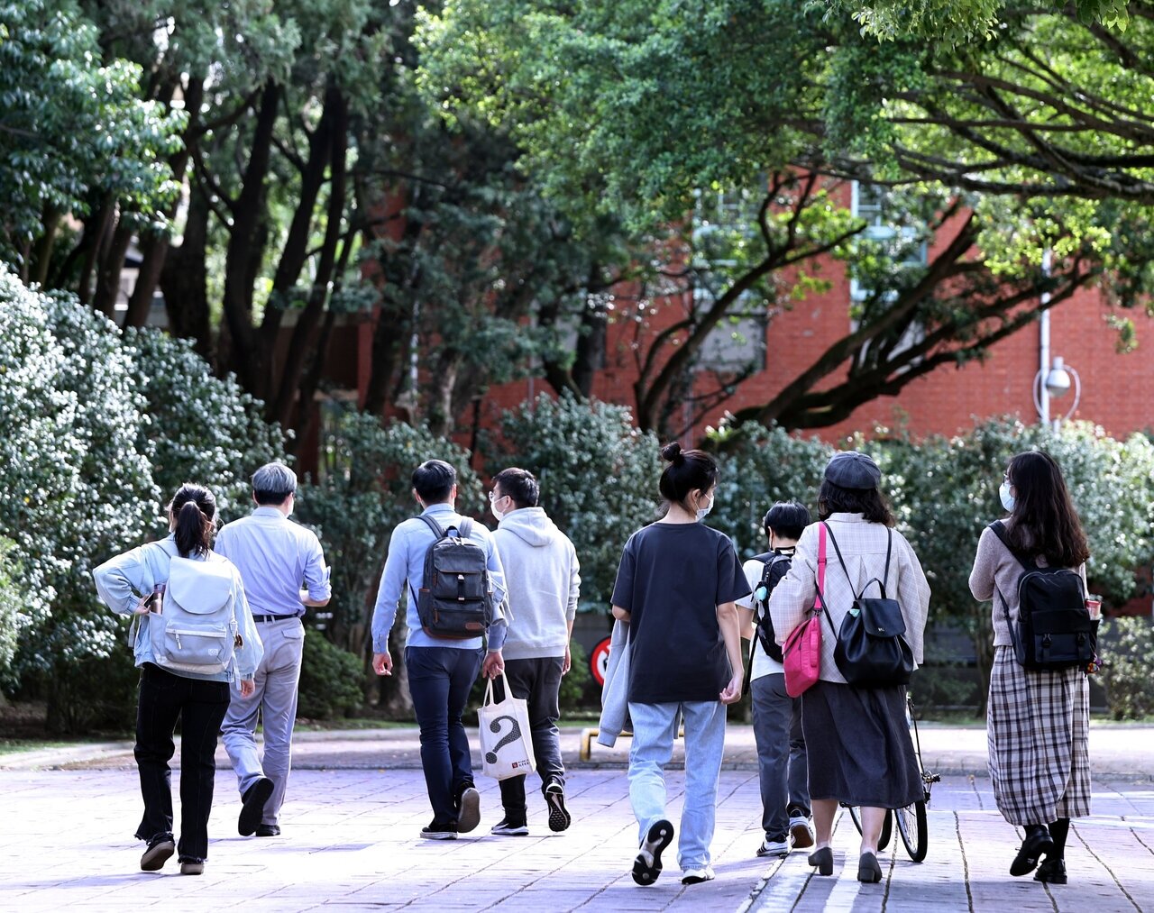 坊間充斥著「論文輔導」、「寫作諮詢」等廣告，學者表示，完全代筆即屬造假，而畫分的核心標準在於「研究工作的原創性與核心智慧，是否主要來自創作者本人？」示意圖。聯合報系資料照 台大校園內的大學教師。記者侯永全／攝影【作者：侯永全，日期：2021-11-16，數位典藏序號：20211116144630007】