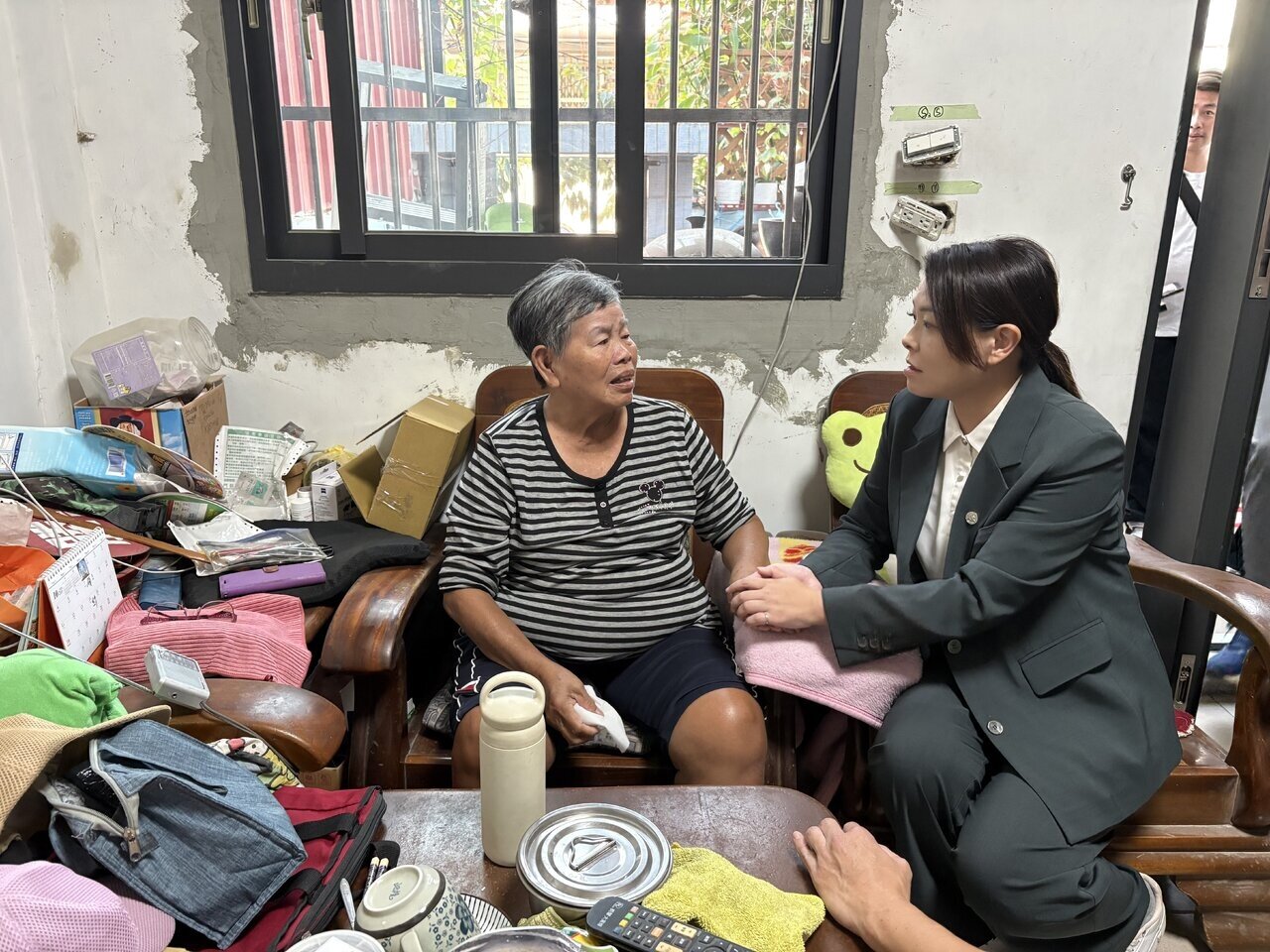 新竹市長高虹安今天下午前往高翠路氣爆事故受災現場關心居民生活情形及住宅修繕進度。記者王駿杰／攝影 