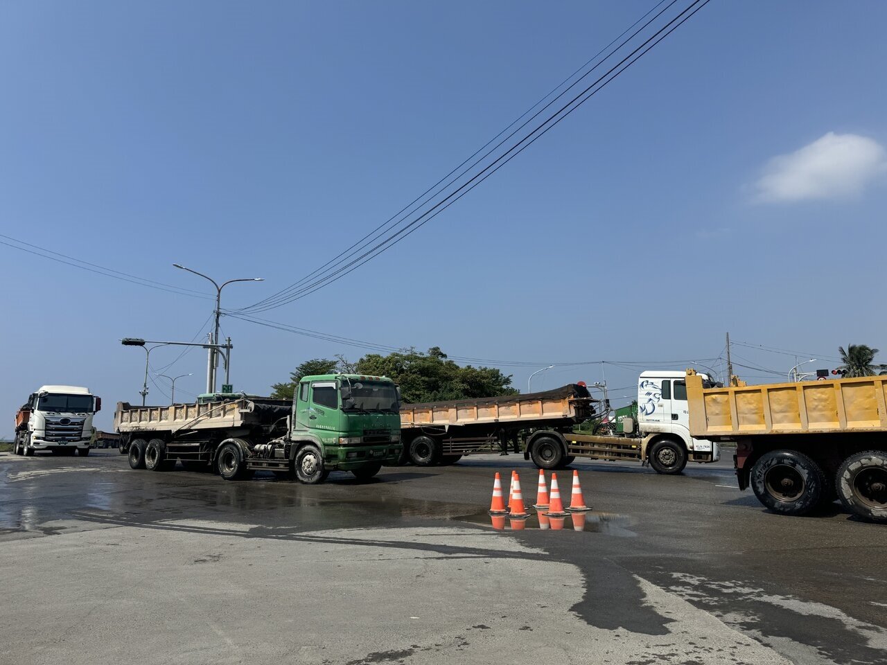 南星計畫區收受廢土，每天1200輛砂石車進出，交通、空汙及噪音，居民苦不堪言，未料市府規畫增設土資場，引發地方反彈。記者郭韋綺／攝影 