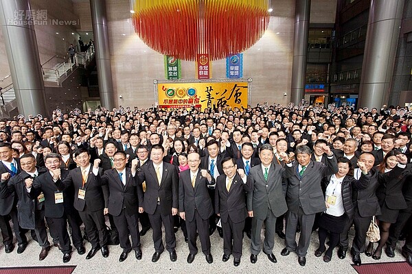 永慶房產集團菁英會由孫慶餘董事長、葉凌棋業務總經理、加盟事業體主管與全台菁英齊聚,展望2017