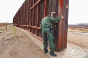 美墨邊界阻非法移民　川普：我們要築牆了