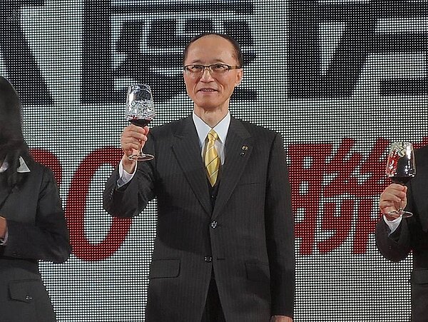 孫慶餘董事長強調：「2016年是房市冰河期的第二年，但是永慶房產集團在用心經營下，市占率由17%一舉提升至30%，但平均工時卻下降1.2小時，而人員招募也創下新高；2017年將持續成長動力，用新的系統與作業模式，預期在今年創下漂亮的成績，對於逆勢成長充滿信心。」