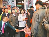 為搶頭香拿小英紅包　排隊12小時