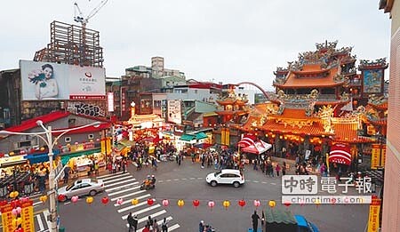 松山慈祐宮周邊店面租金行情看俏，每坪月租金高達8000元，比行天宮附近4000元多1倍。（姚志平攝） 