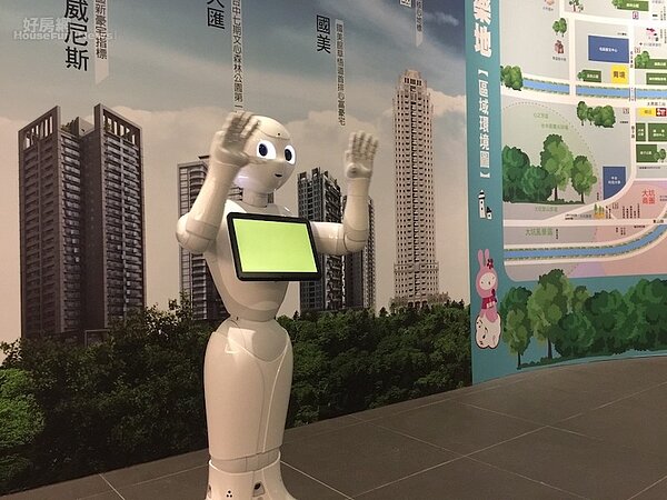 台中有建案春節出動機器人與看屋民眾互動。（好房資料中心）