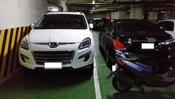 車位太過狹小，車門幾乎無法開啟。（翻攝自Mobile01）