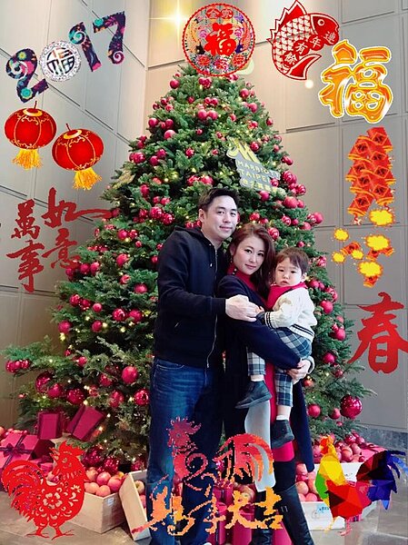 佐藤麻衣在臉書上po出全家福照向好友及粉絲們拜晚年。(翻攝自佐藤麻衣臉書)