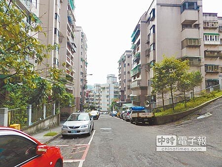 　坡度大　路平難　　基隆山坡地多，增添道路鋪設難度，基市府認為營建署不應該用「齊頭式」的作法來評比。（本報資料照片） 