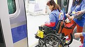 輪椅乘機捷　「倒退嚕」上車小缺憾