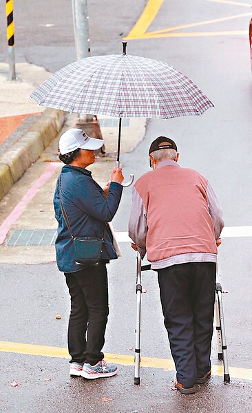 北市晉級「高齡化城市」,街頭「慢走」情況越來越多。 記者黃義書/攝影
