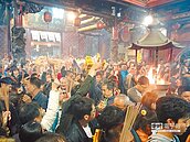 台灣首廟天壇發迎神金　70萬信徒大排長龍