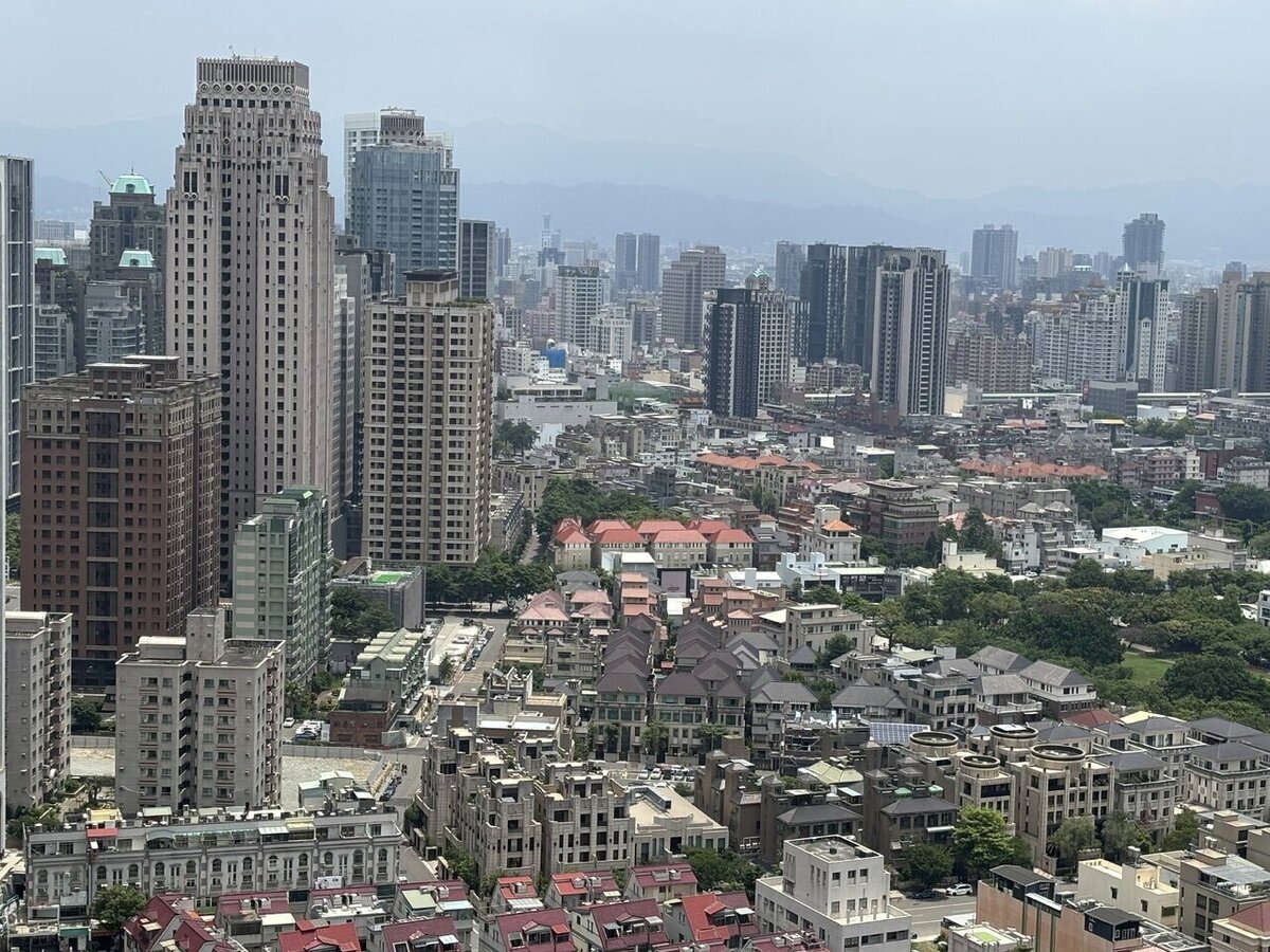 和碩董事長童子賢反對遷移台北松山機場改建AI園區,主張保留首都航空交通基地,並點名淡海新市鎮具備交通、電力及串聯關渡、北士科產業聚落的潛力,相關看法引發區域發展與機場遷建討論。記者游智文/攝影