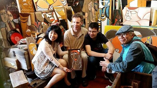 8. 藝術家友人們經常到訪,談心說藝。