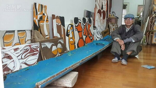 7. 收藏淡水獨木舟的船板,上面還保留著船釘。