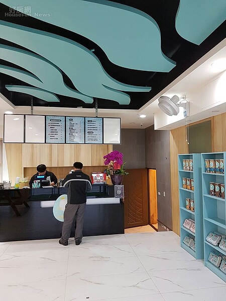 3. 一樓天花板時尚新穎,彷彿來到精品店。